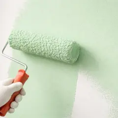 Malowanie wałkiem. Widoczne smugi i nierówności, które mogą być wadami farby ceramicznej.
