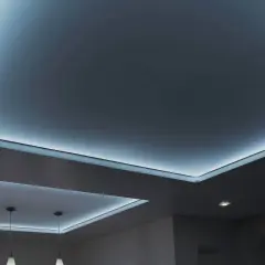 Nowoczesny sufit napinany z podświetleniem LED. Wady? Brak widocznych połączeń, idealnie gładka powierzchnia.