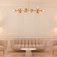 Elegancki salon w stylu glamour: beżowa sofa, dwa fotele, okrągły stolik, lampy podłogowe i designerski żyrandol.