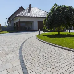 Nowoczesna kostka przed domem, piękne projekty podjazdu i ogrodu.