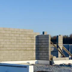 Budowa domu: wznoszone są ściany nośne i działowe z bloczków betonowych.