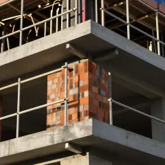 Budowa domu w toku, zbliża się zakończenie budowy domu i wpis do księgi wieczystej. Betonowe stropy i ceglane słupy.