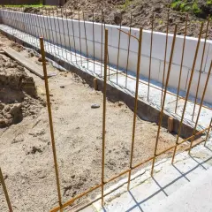 Zbrojenie płyty fundamentowej w trakcie budowy. Stalowe pręty tworzą siatkę, która wzmocni beton.