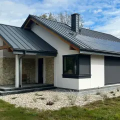 Nowy, nowoczesny dom z panelami słonecznymi na dachu. Dokument potwierdzający oddanie budynku do użytkowania jest gotowy!