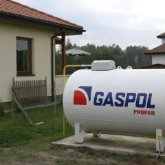 Zbiornik na gaz propan obok domu. Ogrzewanie domu gazem z butli 33 kg koszty są kluczowe dla budżetu.