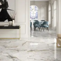 Eleganckie wnętrze z marmurową podłogą, konsolą, lampą i meblami.