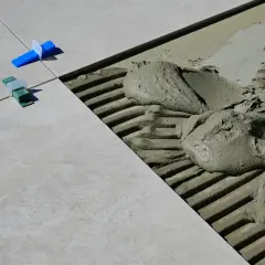 Krzyżyki do płytek 60x60 pomagają równo ułożyć płytki na kleju.
