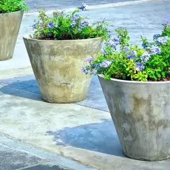 Betonowe donice z niebieskimi kwiatami. Dowiedz się, jak zrobić betonową donicę, by stworzyć taki efekt.