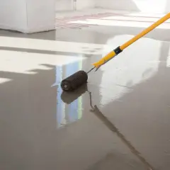 Wałek do odpowietrzania świeżej wylewki, która może być anhydrytowa czy cementowa.