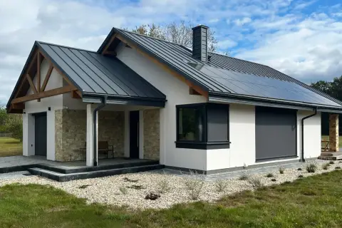 Nowy, nowoczesny dom z panelami słonecznymi na dachu. Dokument potwierdzający oddanie budynku do użytkowania jest gotowy!