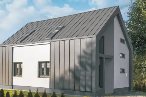 Nowoczesny dom z szarą, pionową elewacją z blachy na rąbek. Dach pokryty tym samym materiałem, z oknami połaciowymi.