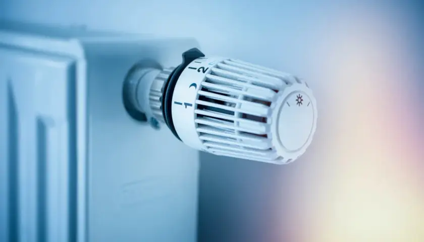 Termostat na grzejniku. Ustawienie temperatury wpływa na to, ile gazu zużyjesz na ogrzanie domu.