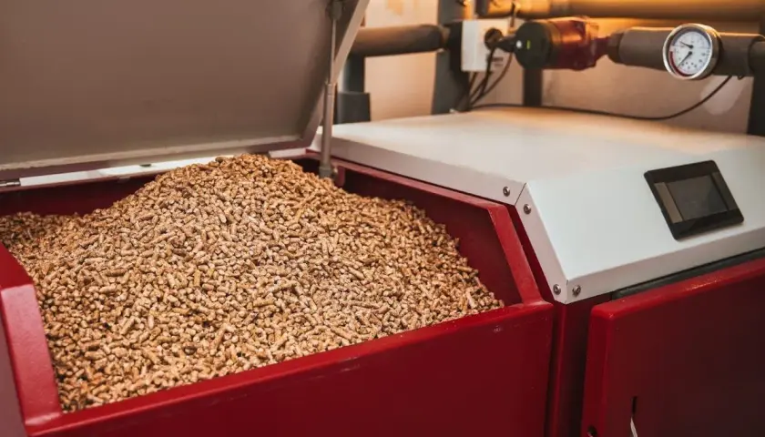 Zbiornik na pellet w nowoczesnym piecu. Taki piec na pellet to ekologiczne i ekonomiczne rozwiązanie grzewcze.