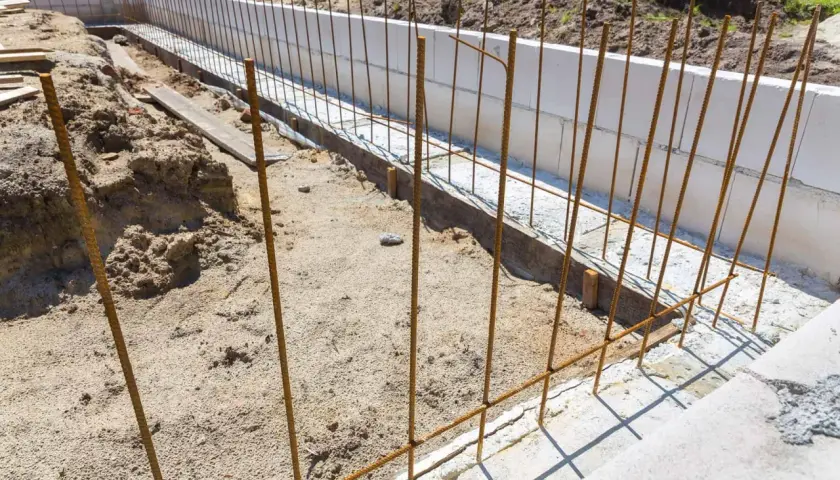 Zbrojenie płyty fundamentowej w trakcie budowy. Stalowe pręty tworzą siatkę, która wzmocni beton.