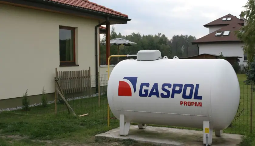 Zbiornik na gaz propan obok domu. Ogrzewanie domu gazem z butli 33 kg koszty są kluczowe dla budżetu.