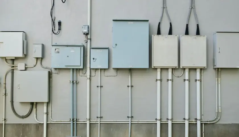 System skrzynek i rur tworzy przyłącze energetyczne do działki.