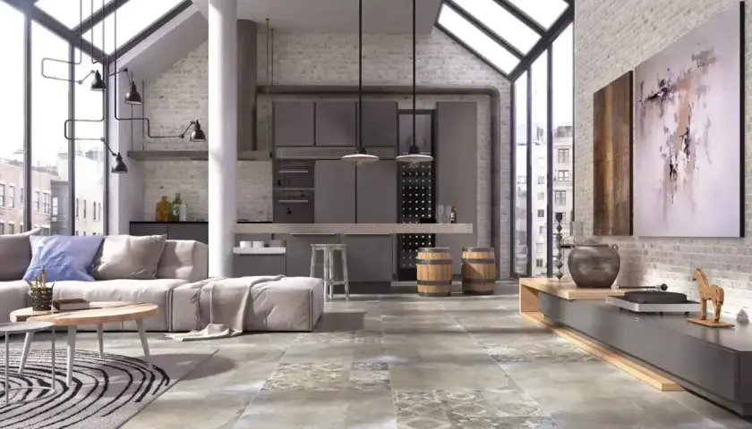 Nowoczesny salon z industrialnymi akcentami. Wzory na płytkach w salonie dodają mu charakteru.