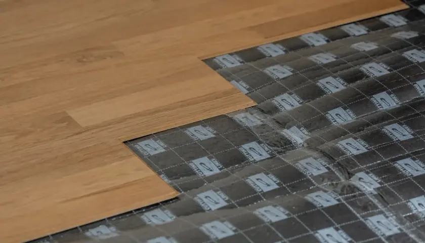 Układanie paneli podłogowych na podkładzie z nadrukiem "CUTTING LINES". Idealny do montażu, jak olej silikonowy do paneli.