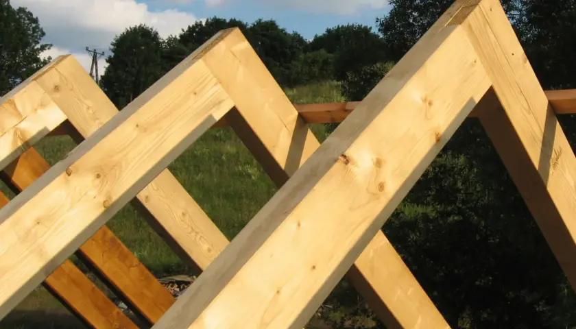 Drewniane krokwie połączone na zakładkę tworzą solidną konstrukcję dachu.