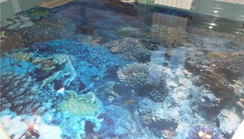 Podłogi 3D wzory: podwodny świat z rafą koralową i rybkami, jakbyś stąpał po dnie oceanu.