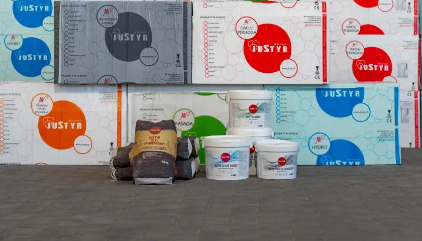 Styropian i kleje marki JUSTYR. Różne rodzaje styropianu, np. fasada, dach/podłoga, hydro. W ofercie także klej uniwersalny i silikonowy. Jaka folia pod styropian? Tu znajdziesz odpowiedź.