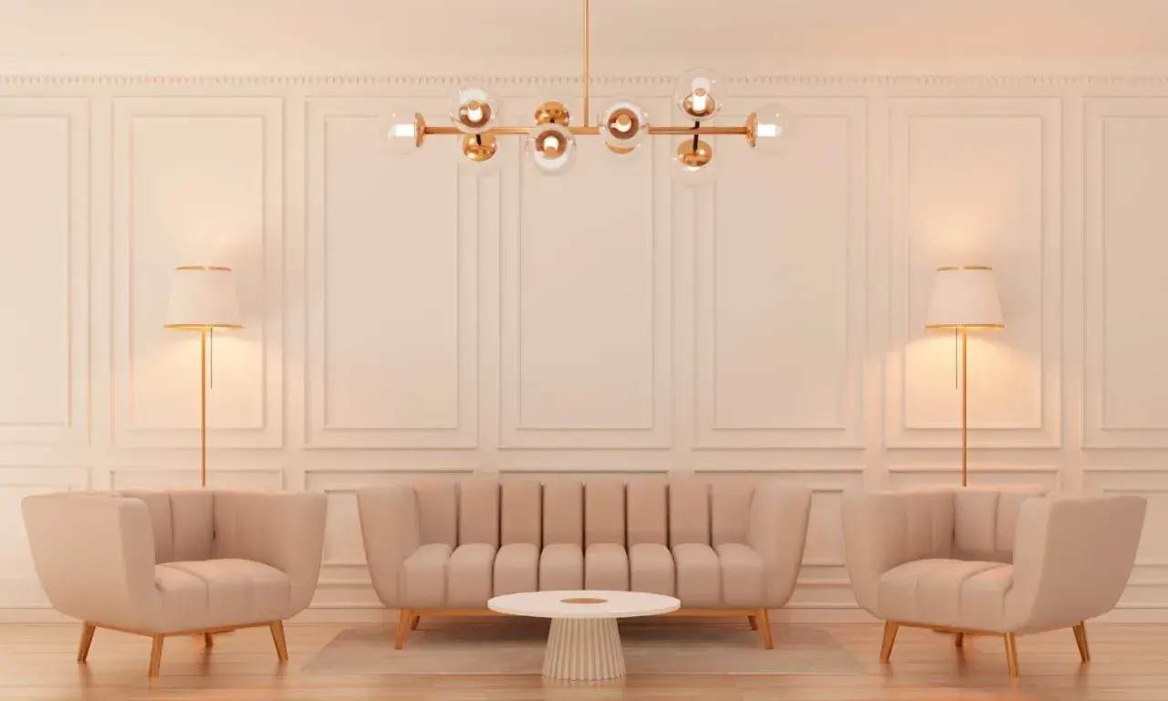 Elegancki salon w stylu glamour: beżowa sofa, dwa fotele, okrągły stolik, lampy podłogowe i designerski żyrandol.