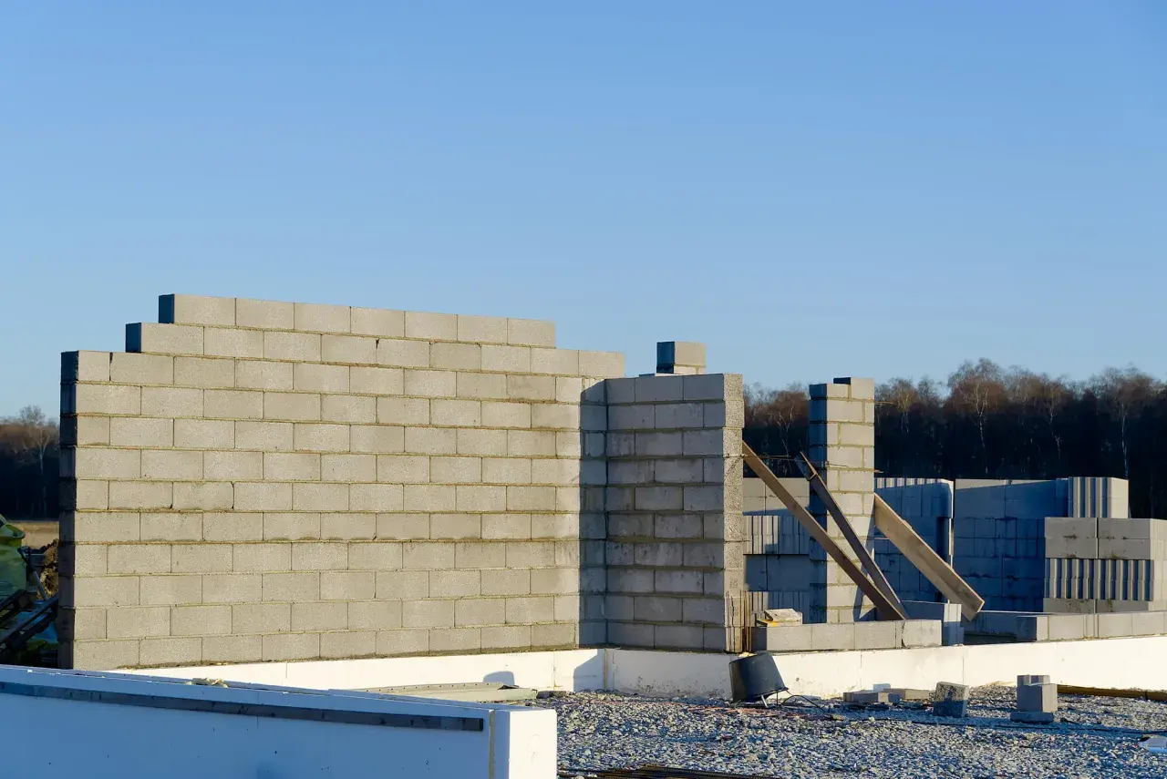 Budowa domu: wznoszone są ściany nośne i działowe z bloczków betonowych.