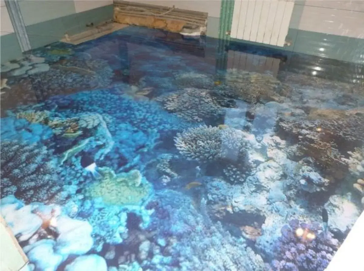 Podłogi 3D wzory: podwodny świat z rafą koralową i rybkami, jakbyś stąpał po dnie oceanu.