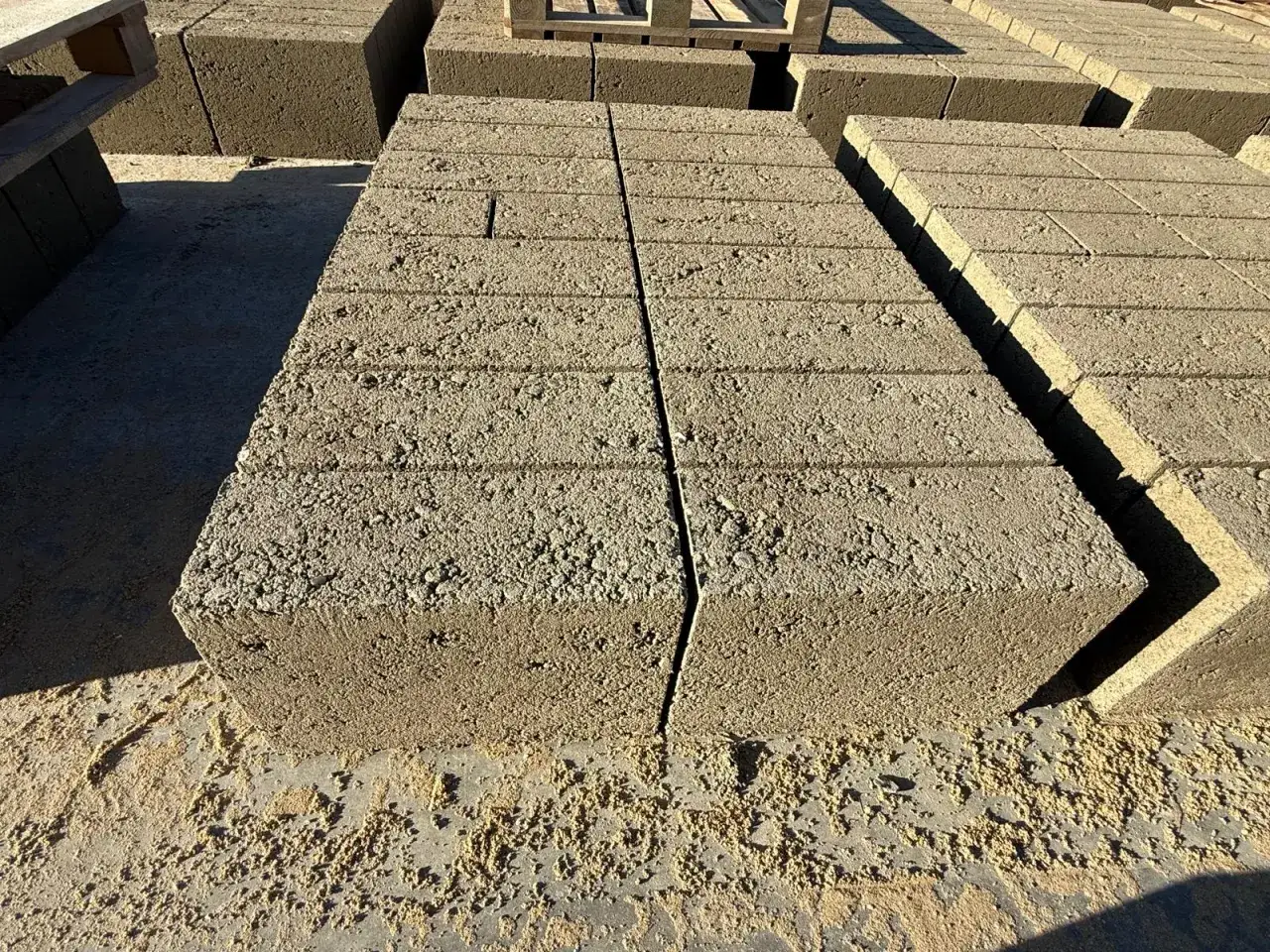 Stosy betonowych bloczków, każdy waży kilkanaście kilogramów. Gotowe do budowy.