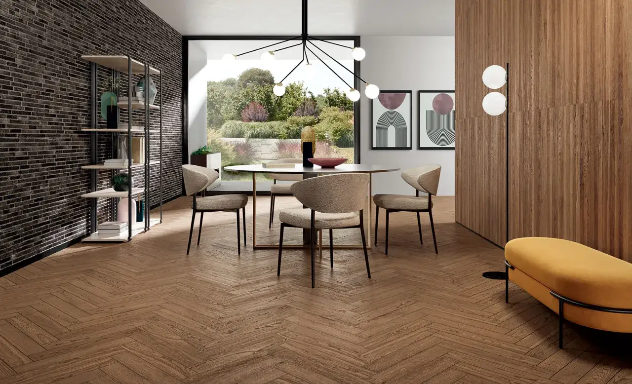 Nowoczesny salon z jadalnią, gdzie płytki drewnopodobne w jodełkę tworzą ciepłą bazę. Aranżacje podkreślają meble i ceglana ściana.